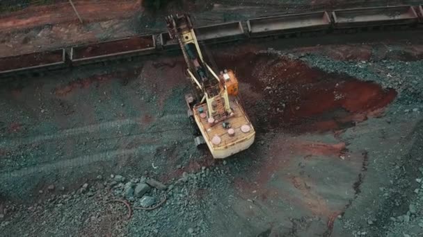 Escavadeira Pedreira Carga Trem Minério Ferro Indústria Mineração — Vídeo de Stock