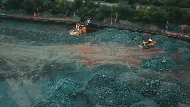 Graafmachine Steengroeve Laden Trein Ijzererts Industrie Mijnbouw — Stockvideo