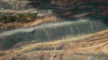 Taş ocağı demir cevheri açık çukur ocağı dev bir 4K hava görüntüsü çıkarıyor..