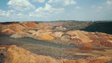 Taş ocağı demir cevheri açık çukur ocağı dev bir 4K hava görüntüsü çıkarıyor..