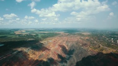 Taş ocağı demir cevheri açık çukur ocağı dev bir 4K hava görüntüsü çıkarıyor..