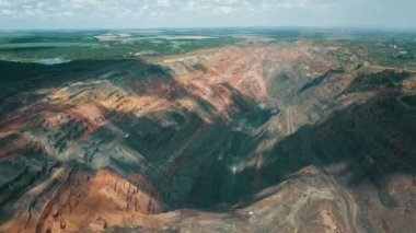 Taş ocağı demir cevheri açık çukur ocağı dev bir 4K hava görüntüsü çıkarıyor..