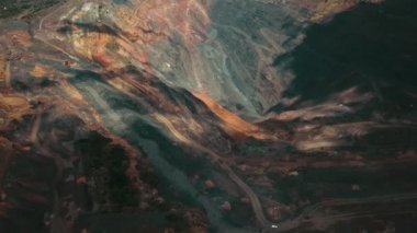 Taş ocağı demir cevheri açık çukur ocağı dev bir 4K hava görüntüsü çıkarıyor..