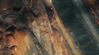 Taş ocağı demir cevheri açık çukur ocağı dev bir 4K hava görüntüsü çıkarıyor..