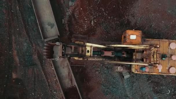 Graafmachine Steengroeve Laden Trein Ijzererts Industrie Mijnbouw — Stockvideo