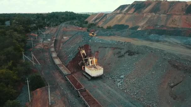 Excavator Quarry Loading Train Iron Ore Industry Mining — Stock Video
