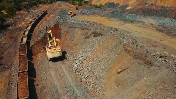 Baggerbruch Beladen Zug Eisenerz Industrie Bergbau — Stockvideo