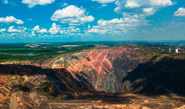 Demir cevheri ocağı demir madenciliği çok büyüktür..