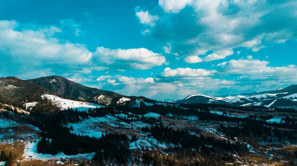 カルパチア山脈のパノラマ冬の空の景色美しい景色 — ストック写真