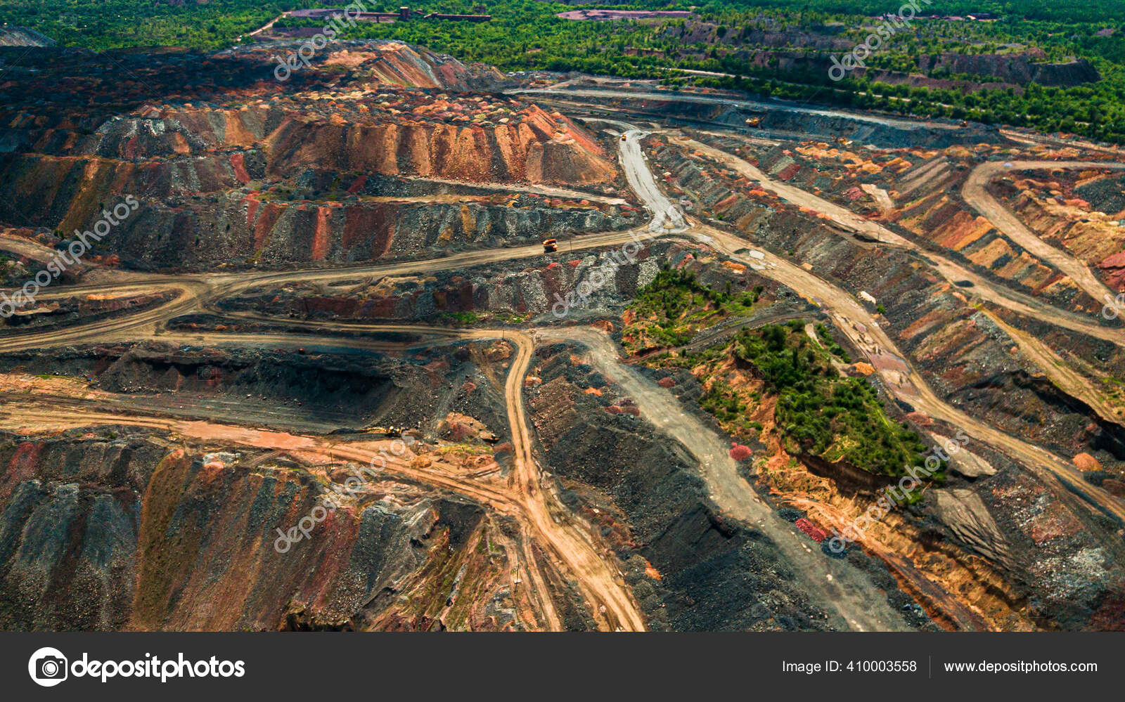 Minério Ferro Pedreira Poço Aberto Mineração Minério Ferro Enorme — Foto ©  TRSTOK #410003558, image size:1600x999