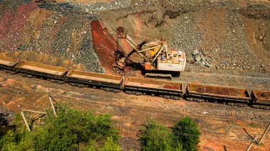 Demir cevheri ocağı demir madenciliği çok büyüktür..