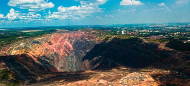 Demir cevheri ocağı demir madenciliği çok büyüktür..