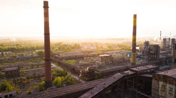 パイプ鉱業生態汚染からの産業冶金工場煙 — ストック写真