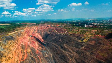 Demir cevheri ocağı demir madenciliği çok büyüktür..