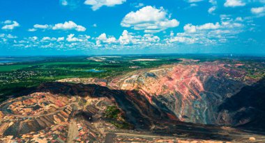 Demir cevheri ocağı demir madenciliği çok büyüktür..