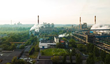 Boru madenciliği ekoloji kirliliğinden kaynaklanan endüstriyel metalürjik bitki dumanı.