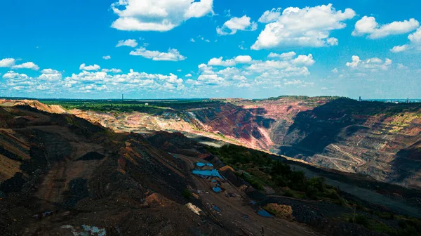 铁矿采石场露天开采铁矿规模巨大 — 图库照片
