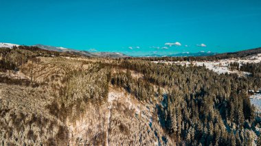 Karpat Dağları kış aralığı hava fotoğrafçılığı panoraması.