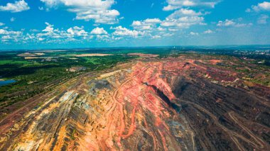 Demir cevheri ocağı demir madenciliği çok büyüktür..