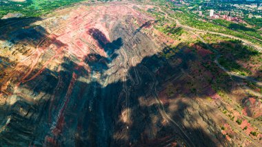 Demir cevheri ocağı demir madenciliği çok büyüktür..