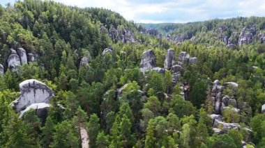 Teplice Dağları arasındaki Adrpach Kayalıkları insansız hava aracı