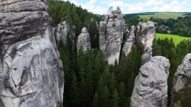 Teplice Dağları arasındaki Adrpach Kayalıkları insansız hava aracı
