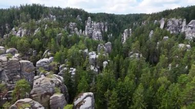 Teplice Dağları arasındaki Adrpach Kayalıkları insansız hava aracı