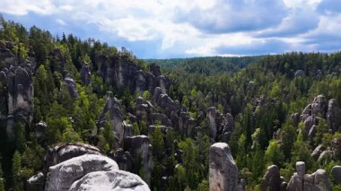 Teplice Dağları arasındaki Adrpach Kayalıkları insansız hava aracı