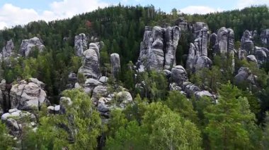 Teplice Dağları arasındaki Adrpach Kayalıkları insansız hava aracı