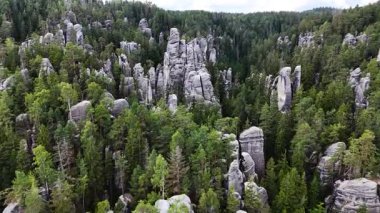 Teplice Dağları arasındaki Adrpach Kayalıkları insansız hava aracı
