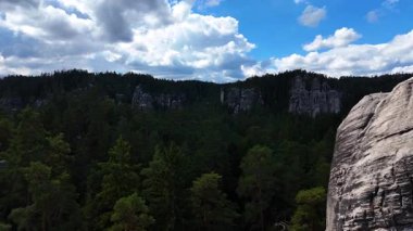 Teplice Dağları arasındaki Adrpach Kayalıkları insansız hava aracı