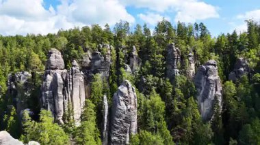 Teplice Dağları arasındaki Adrpach Kayalıkları insansız hava aracı