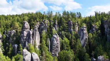 Teplice Dağları arasındaki Adrpach Kayalıkları insansız hava aracı