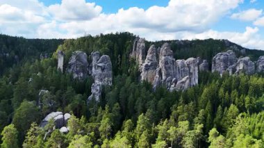 Teplice Dağları arasındaki Adrpach Kayalıkları insansız hava aracı