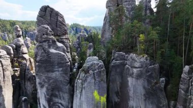Teplice Dağları arasındaki Adrpach Kayalıkları insansız hava aracı