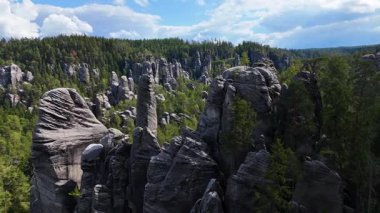Teplice Dağları arasındaki Adrpach Kayalıkları insansız hava aracı