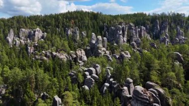 Teplice Dağları arasındaki Adrpach Kayalıkları insansız hava aracı