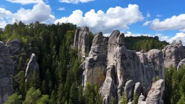 Teplice Dağları arasındaki Adrpach Kayalıkları insansız hava aracı