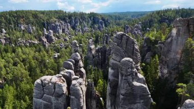 Teplice Dağları arasındaki Adrpach Kayalıkları insansız hava aracı