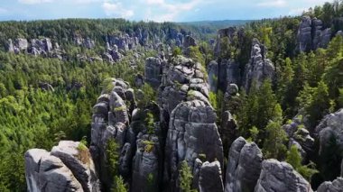Teplice Dağları arasındaki Adrpach Kayalıkları insansız hava aracı