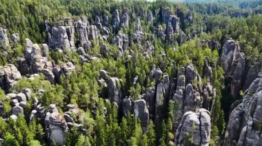 Teplice Dağları arasındaki Adrpach Kayalıkları insansız hava aracı