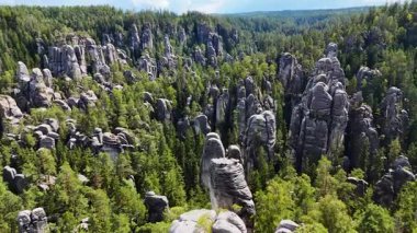 Teplice Dağları arasındaki Adrpach Kayalıkları insansız hava aracı