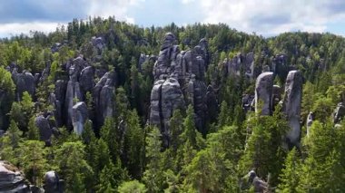 Teplice Dağları arasındaki Adrpach Kayalıkları insansız hava aracı