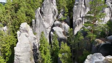 Teplice Dağları arasındaki Adrpach Kayalıkları insansız hava aracı