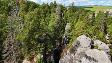 Teplice Dağları arasındaki Adrpach Kayalıkları insansız hava aracı