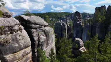 Teplice Dağları arasındaki Adrpach Kayalıkları insansız hava aracı