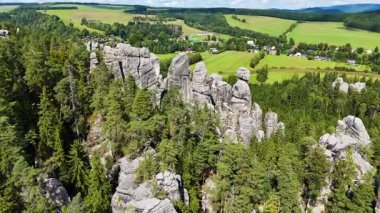 Teplice Dağları arasındaki Adrpach Kayalıkları insansız hava aracı