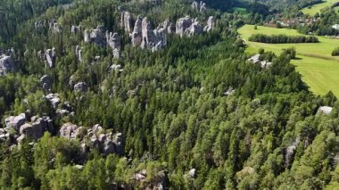 Teplice Dağları arasındaki Adrpach Kayalıkları insansız hava aracı
