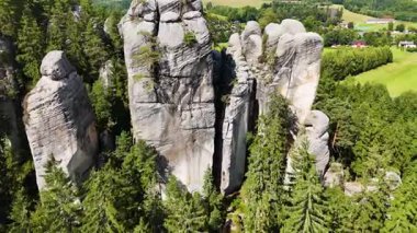 Teplice Dağları arasındaki Adrpach Kayalıkları insansız hava aracı