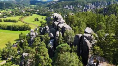 Teplice Dağları arasındaki Adrpach Kayalıkları insansız hava aracı